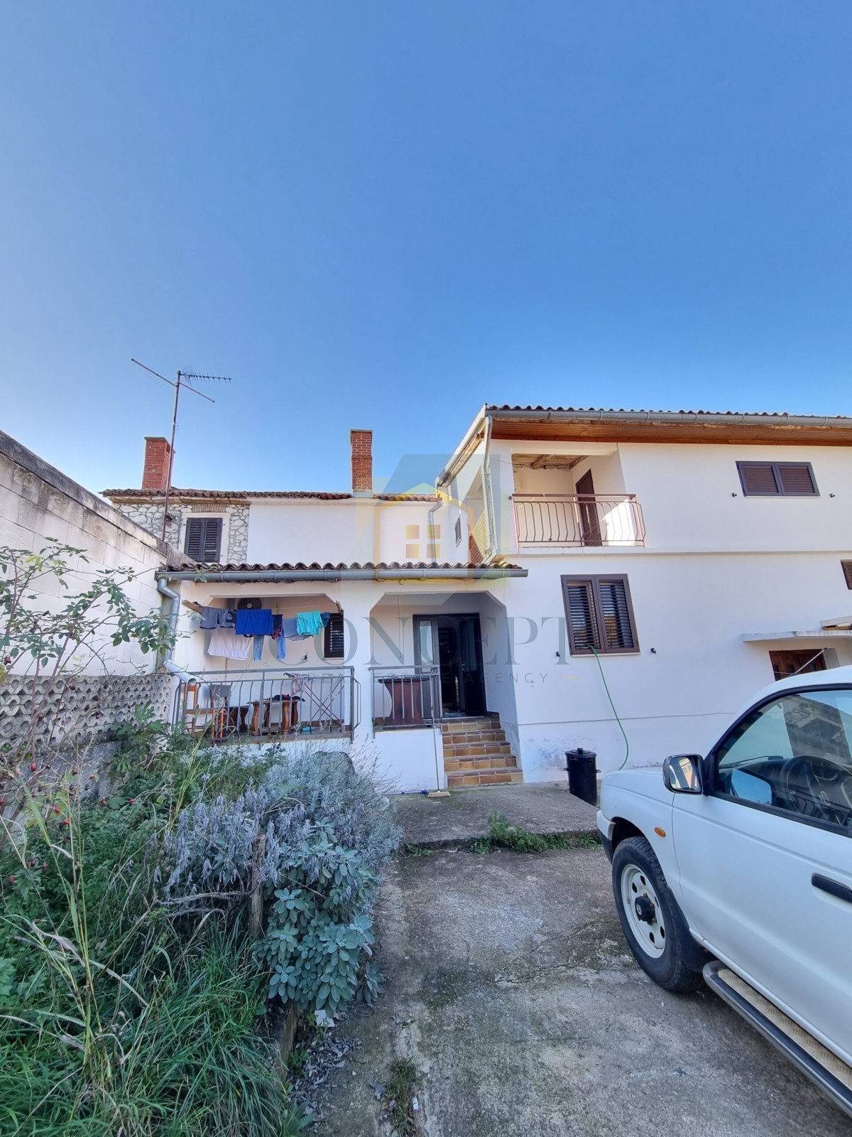 Buje, okolica, Avtohtona kamnita hiša v nizu z dvoriščem, 7 km od morja