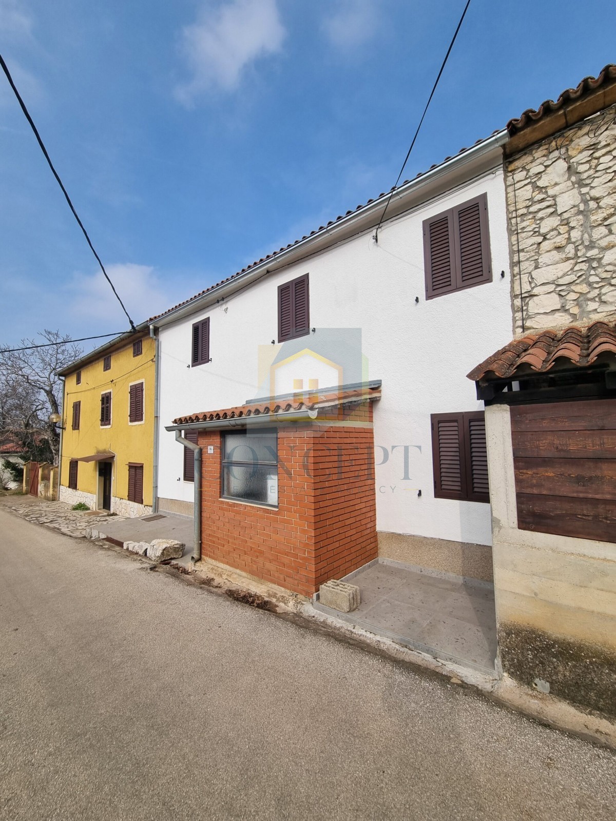 Buje, okolica, Avtohtona kamnita hiša v nizu z dvoriščem, 7 km od morja