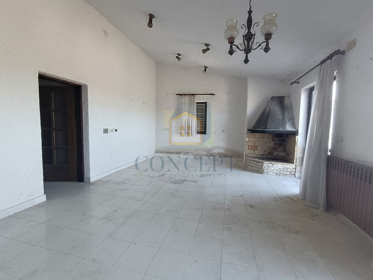 Poreč, okolica, Stan za renovacijo s pogledom na morje, 3 km od morja