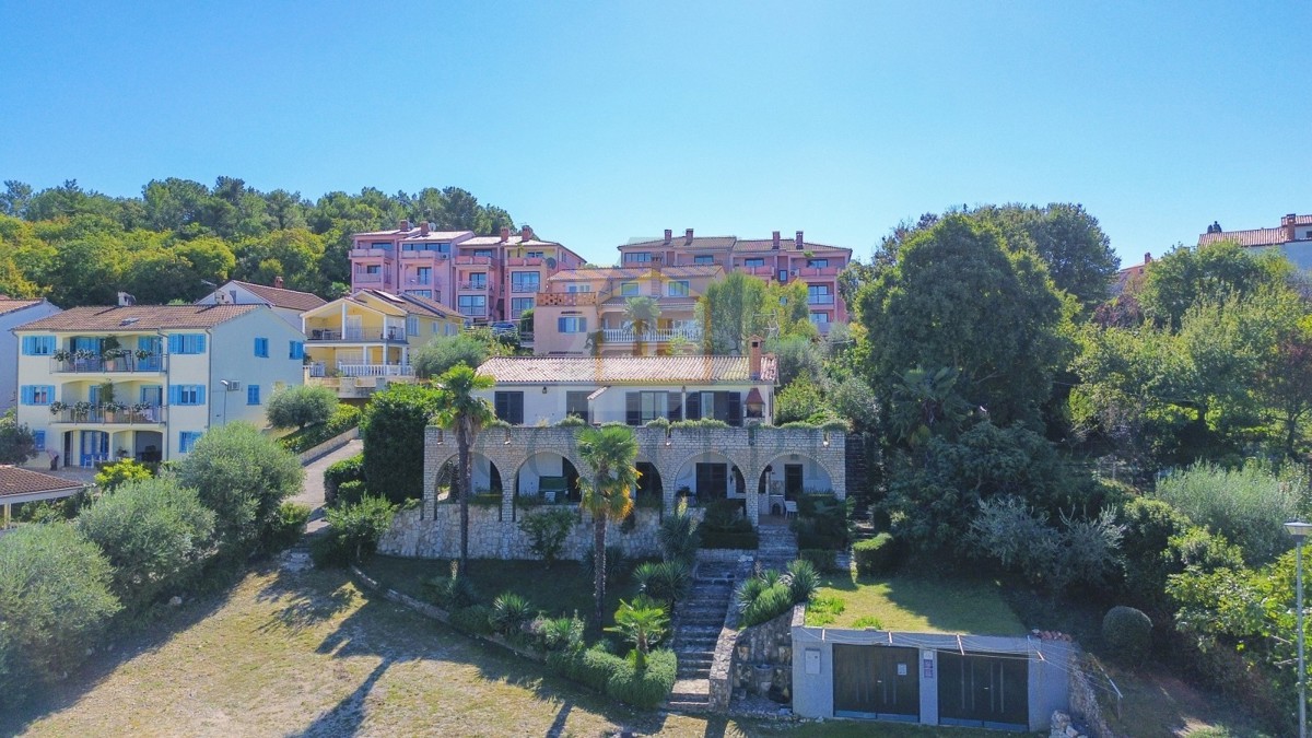 Poreč, okolica, Stan za renovacijo s pogledom na morje, 3 km od morja