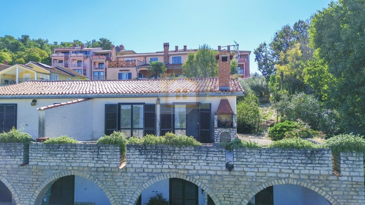 Poreč, okolica, Stan za renovacijo s pogledom na morje, 3 km od morja