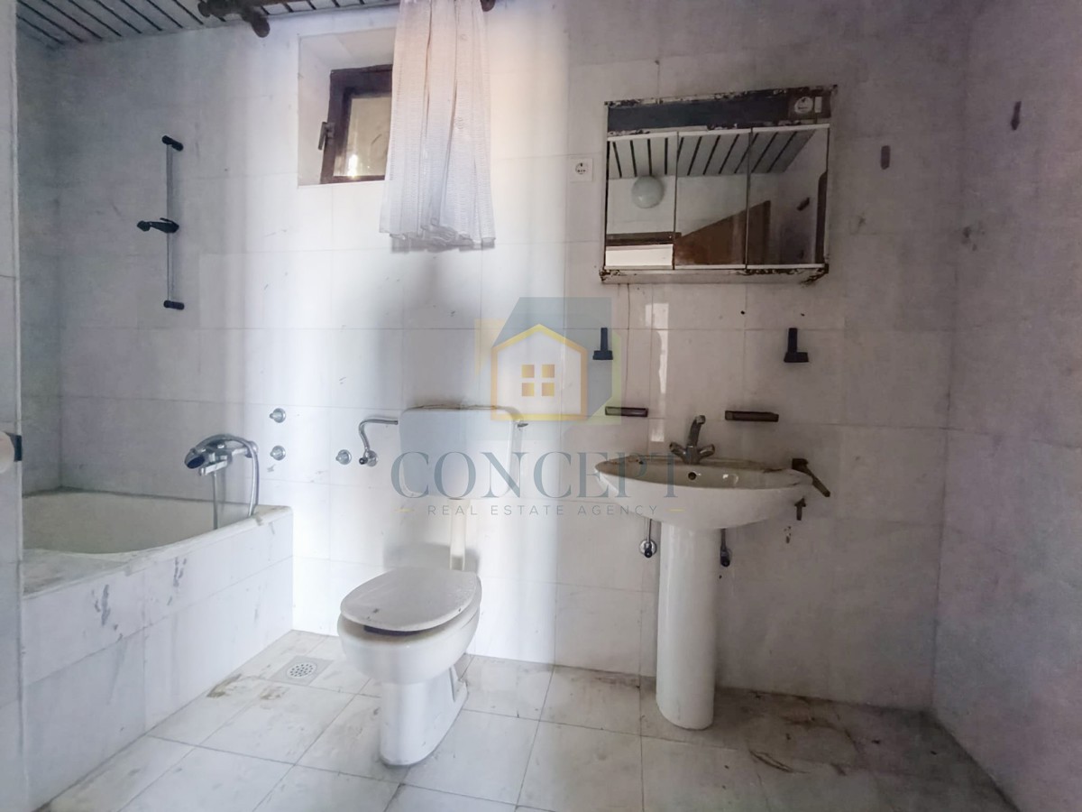 Poreč, okolica, Stan za renovacijo s pogledom na morje, 3 km od morja