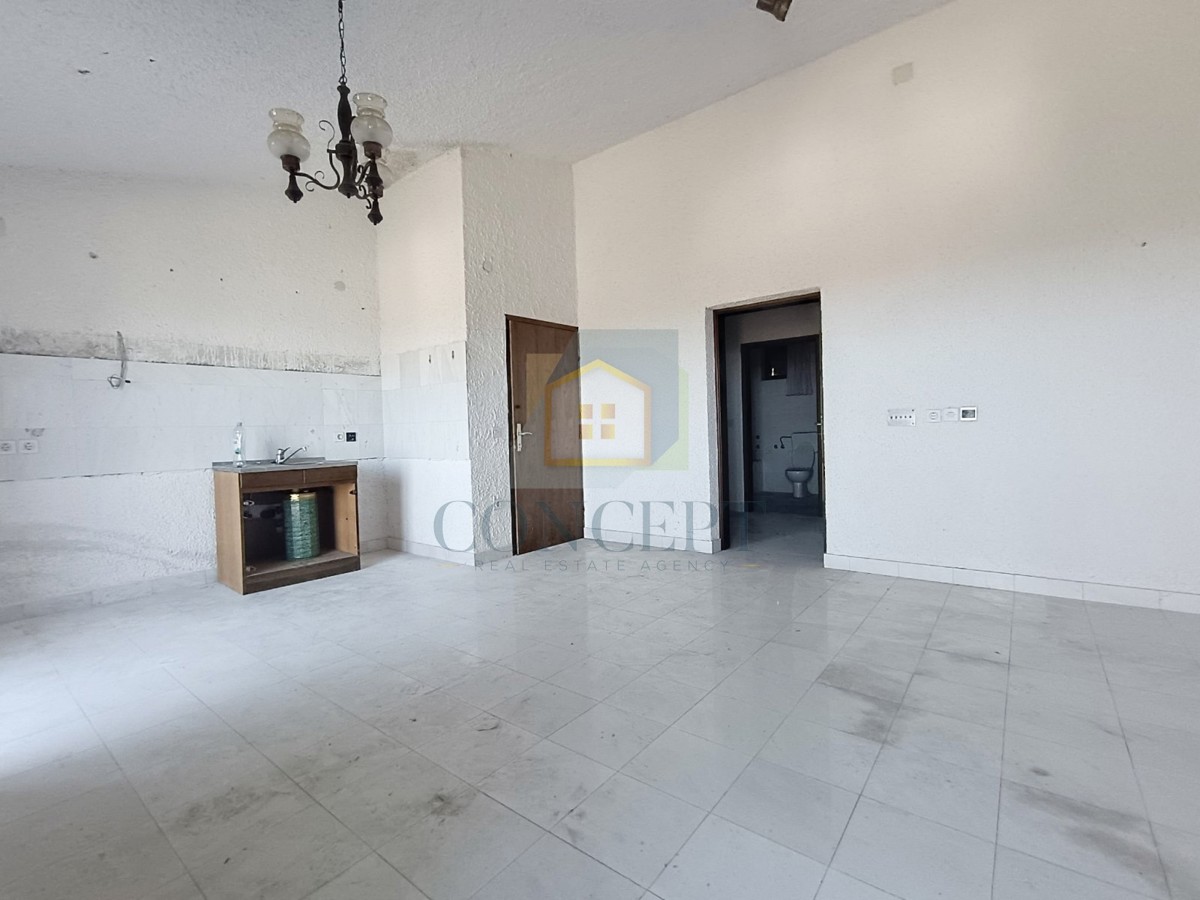 Poreč, okolica, Stan za renovacijo s pogledom na morje, 3 km od morja