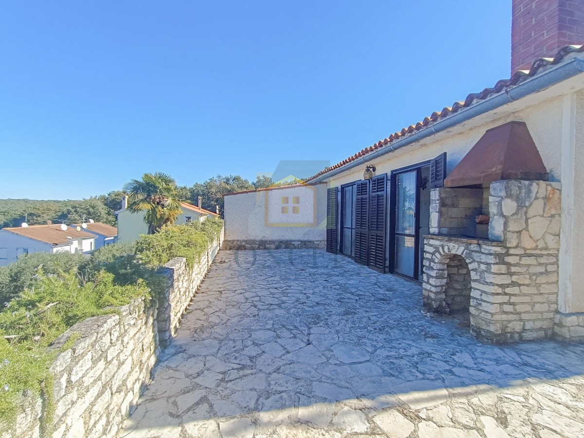 Poreč, okolica, Stan za renovacijo s pogledom na morje, 3 km od morja