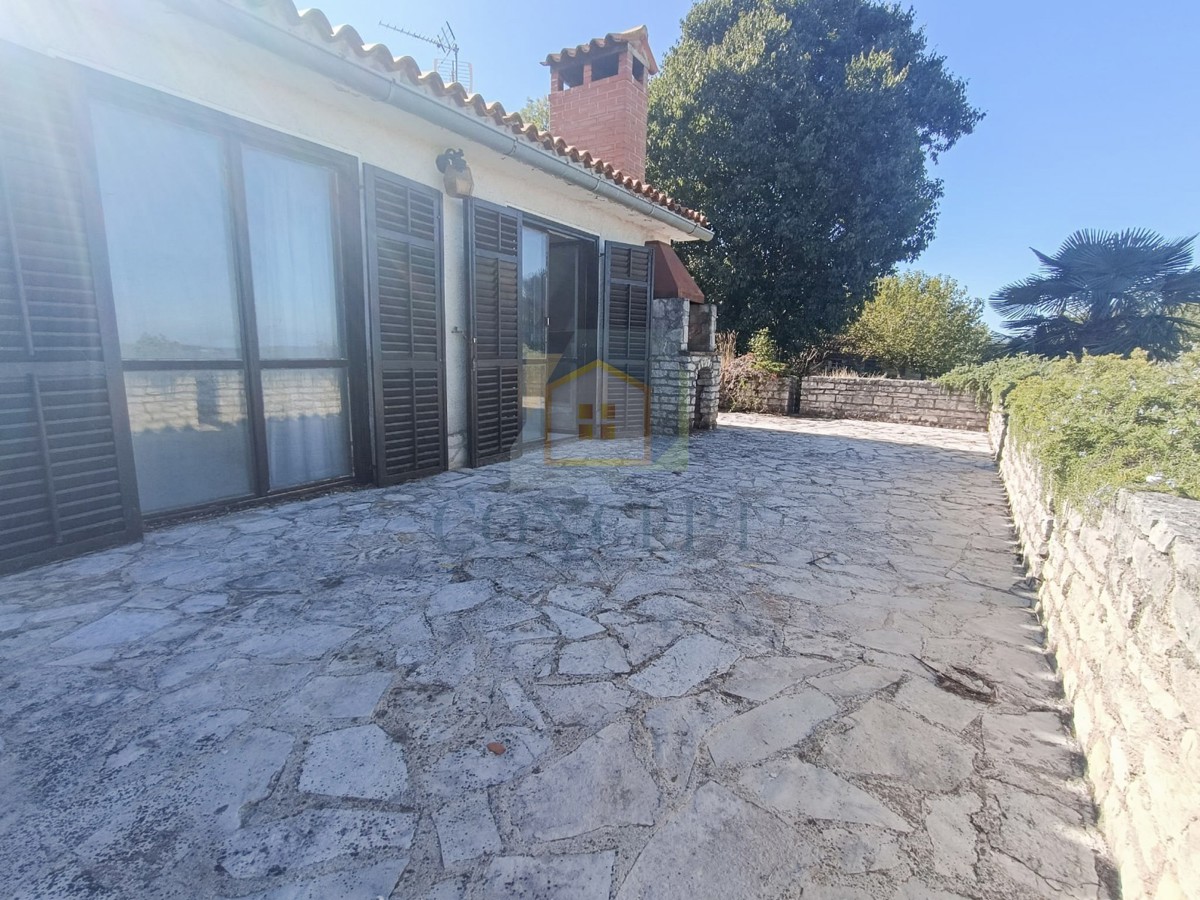 Poreč, okolica, Stan za renovacijo s pogledom na morje, 3 km od morja