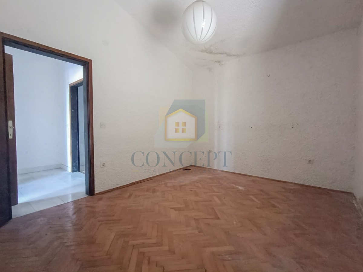 Poreč, okolica, Stan za renovacijo s pogledom na morje, 3 km od morja