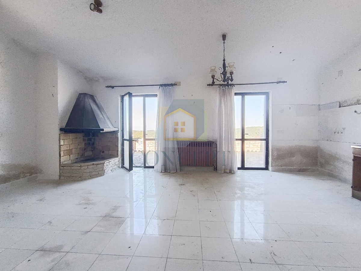 Poreč, okolica, Stan za renovacijo s pogledom na morje, 3 km od morja