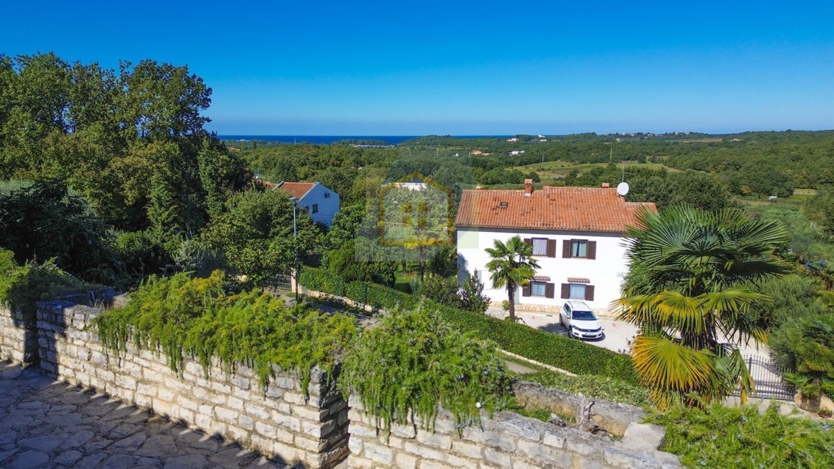 Poreč, okolica, Stan za renovacijo s pogledom na morje, 3 km od morja