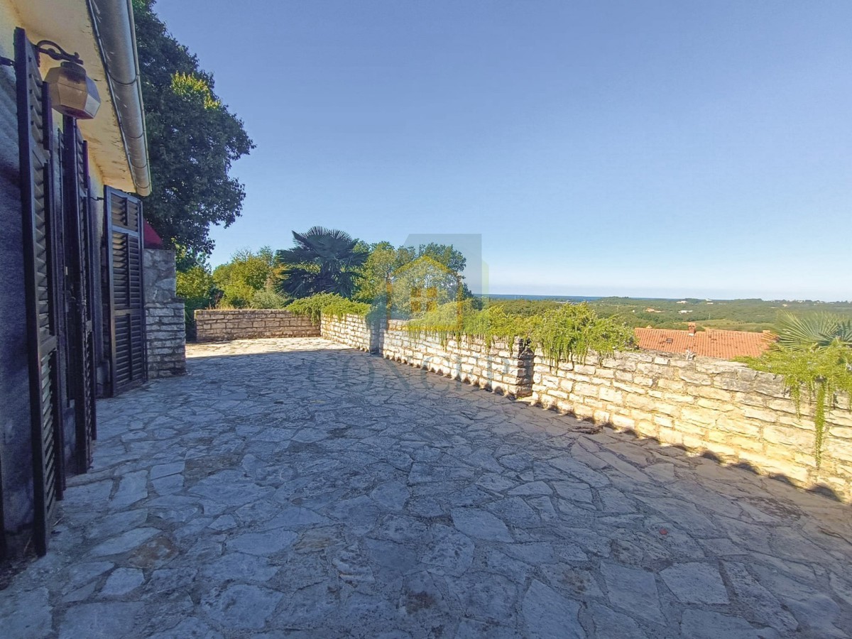 Poreč, okolica, Stan za renovacijo s pogledom na morje, 3 km od morja