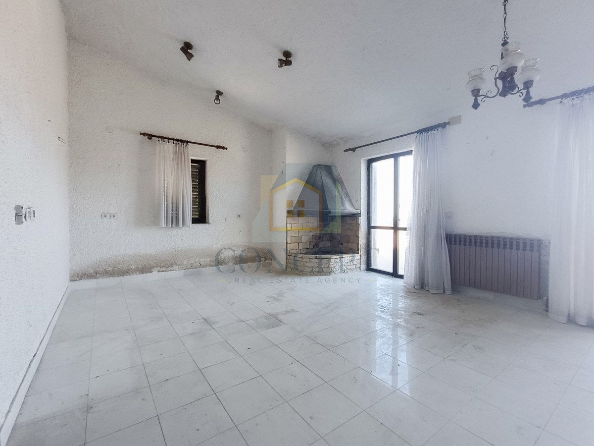 Poreč, okolica, Stan za renovacijo s pogledom na morje, 3 km od morja