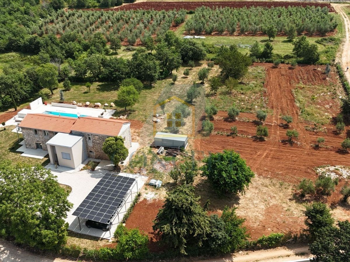 Poreč, okolica, Renovirana kamena vila s bazenom i velikim dvorištem, 12 km od mora