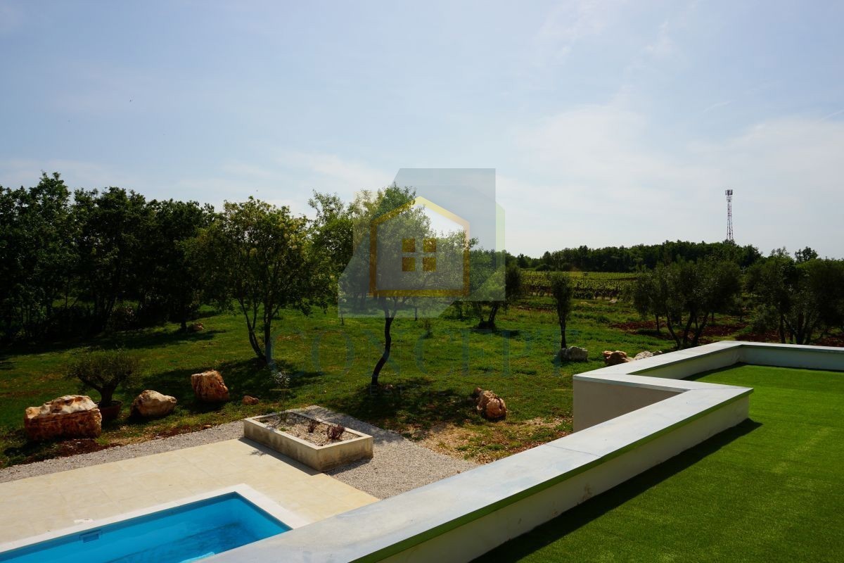 Poreč, okolica, Renovirana kamena vila s bazenom i velikim dvorištem, 12 km od mora