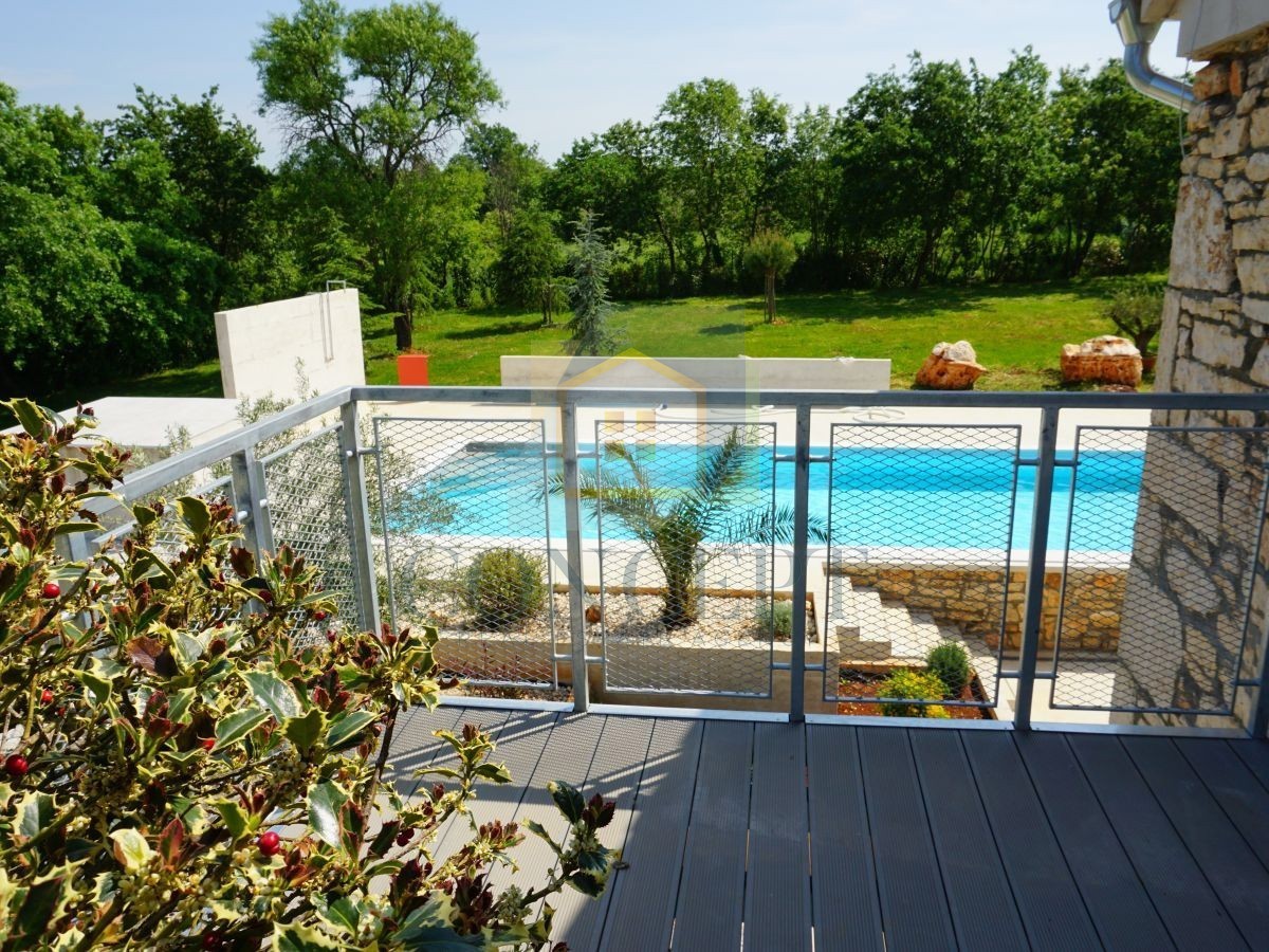 Poreč, okolica, Renovirana kamena vila s bazenom i velikim dvorištem, 12 km od mora