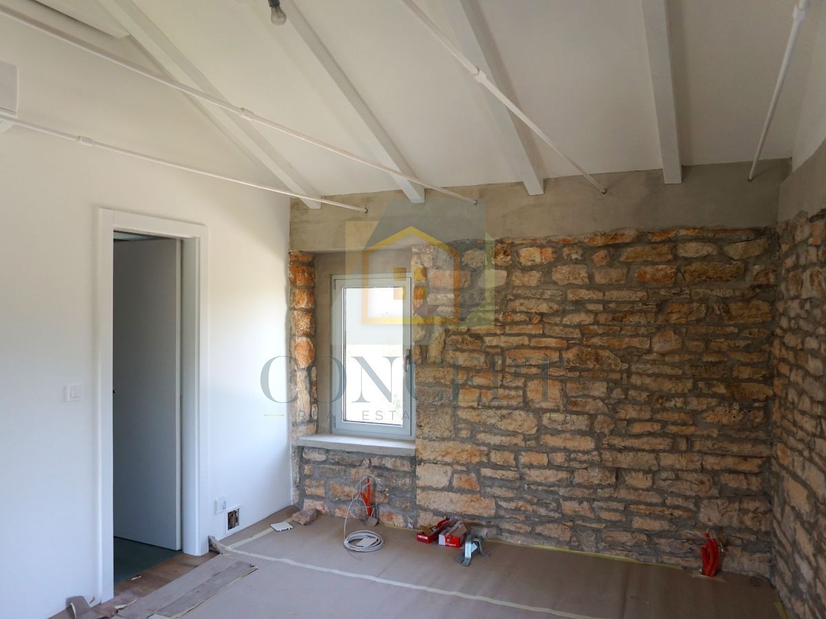 Poreč, okolica, Renovirana kamena vila s bazenom i velikim dvorištem, 12 km od mora