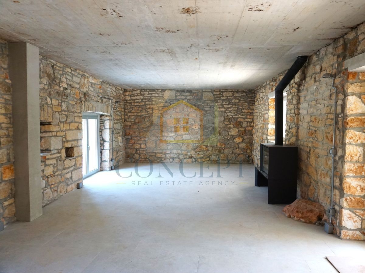 Poreč, okolica, Renovirana kamena vila s bazenom i velikim dvorištem, 12 km od mora