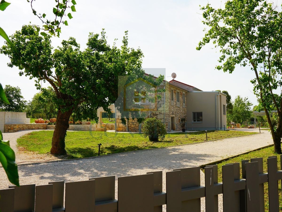 Poreč, okolica, Renovirana kamena vila s bazenom i velikim dvorištem, 12 km od mora