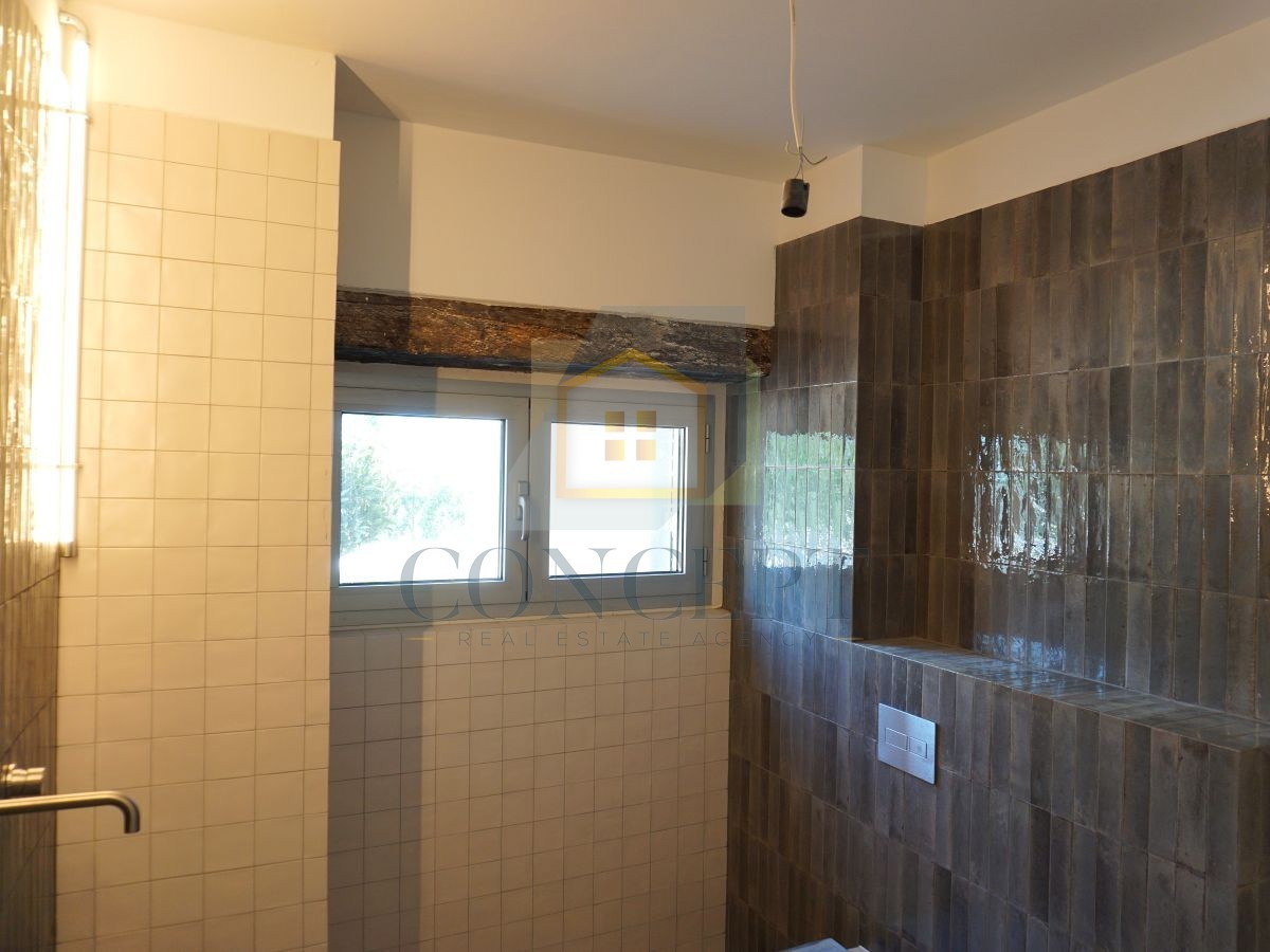 Poreč, okolica, Renovirana kamena vila s bazenom i velikim dvorištem, 12 km od mora