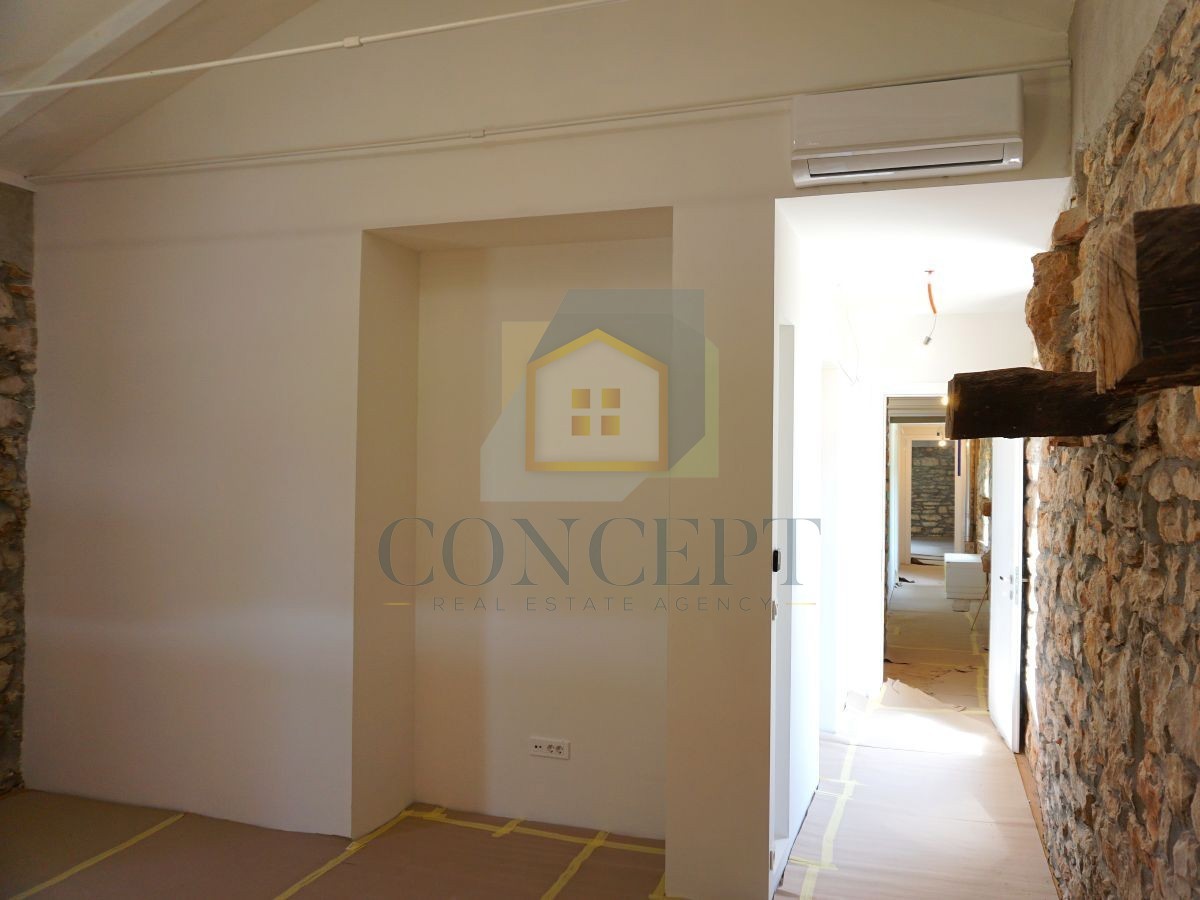 Poreč, okolica, Renovirana kamena vila s bazenom i velikim dvorištem, 12 km od mora