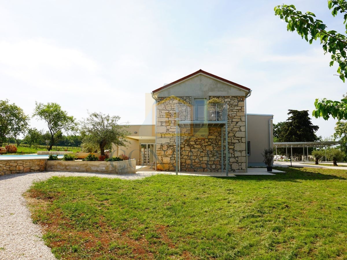 Poreč, okolica, Renovirana kamena vila s bazenom i velikim dvorištem, 12 km od mora