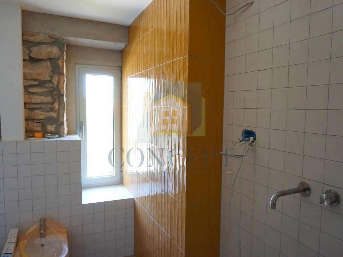 Poreč, okolica, Renovirana kamena vila s bazenom i velikim dvorištem, 12 km od mora