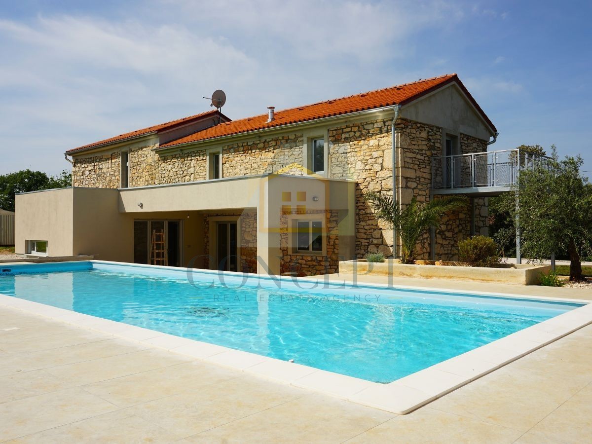 Poreč, okolica, Renovirana kamena vila s bazenom i velikim dvorištem, 12 km od mora