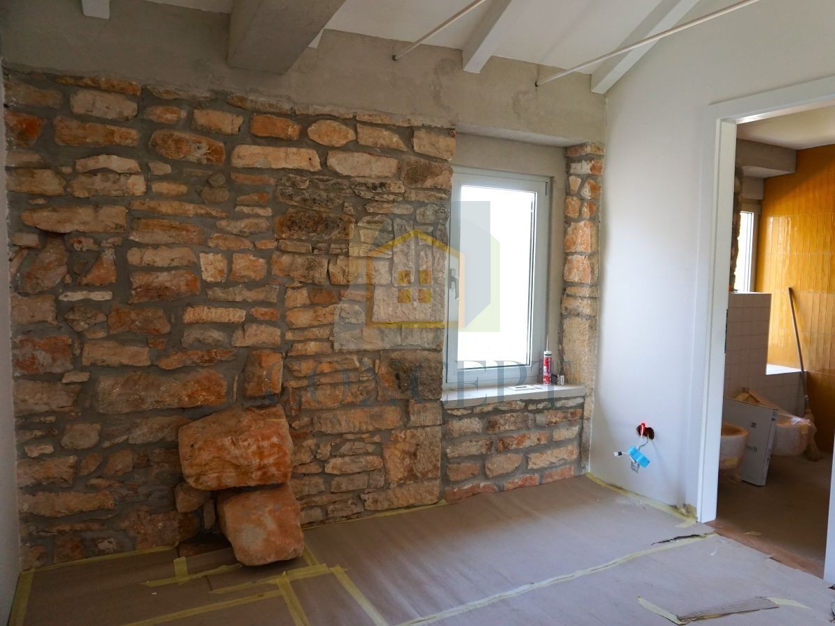 Poreč, okolica, Renovirana kamena vila s bazenom i velikim dvorištem, 12 km od mora