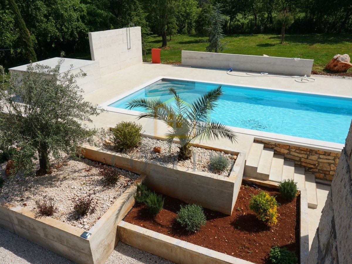 Poreč, okolica, Renovirana kamena vila s bazenom i velikim dvorištem, 12 km od mora