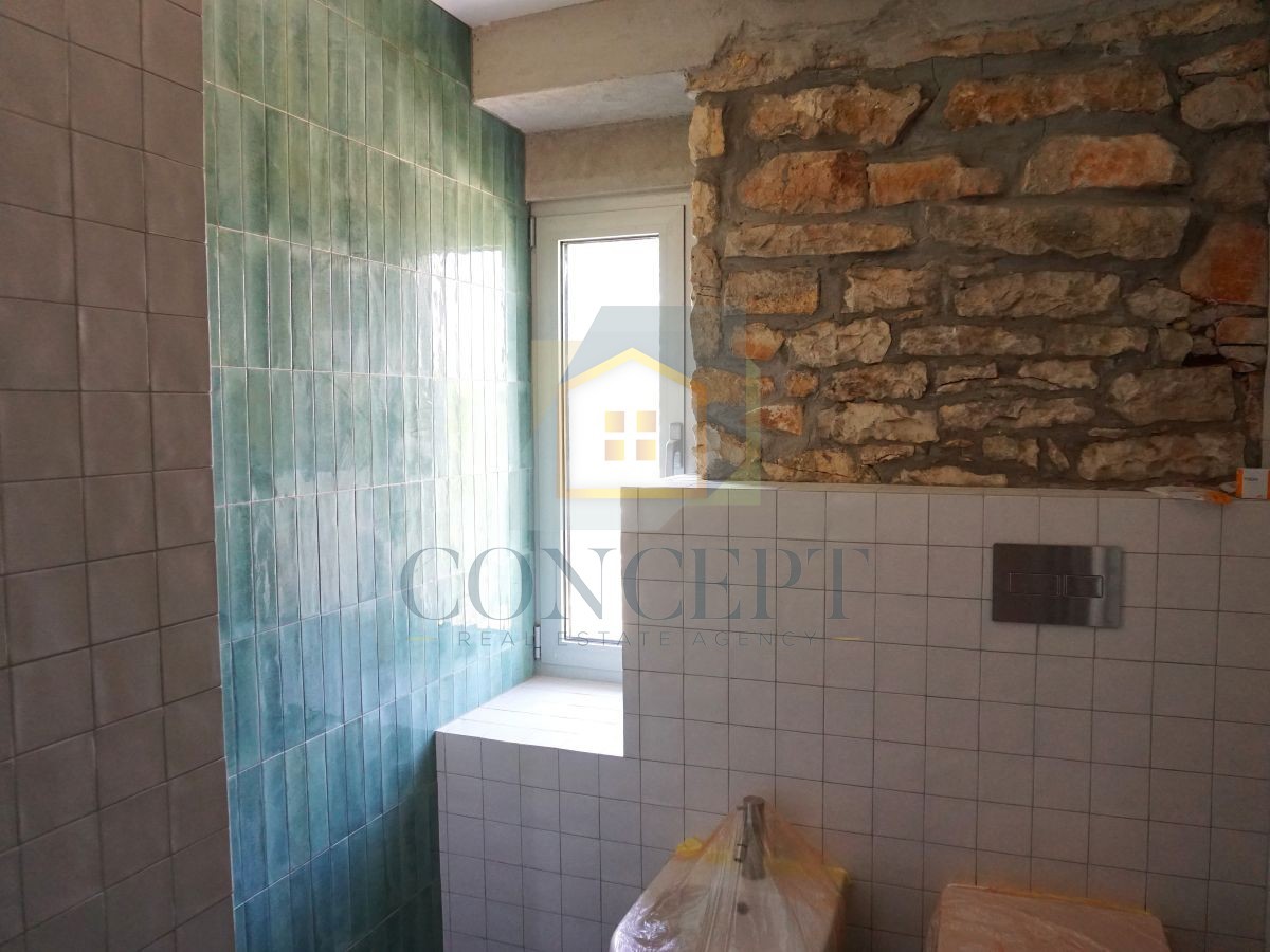 Poreč, okolica, Renovirana kamena vila s bazenom i velikim dvorištem, 12 km od mora