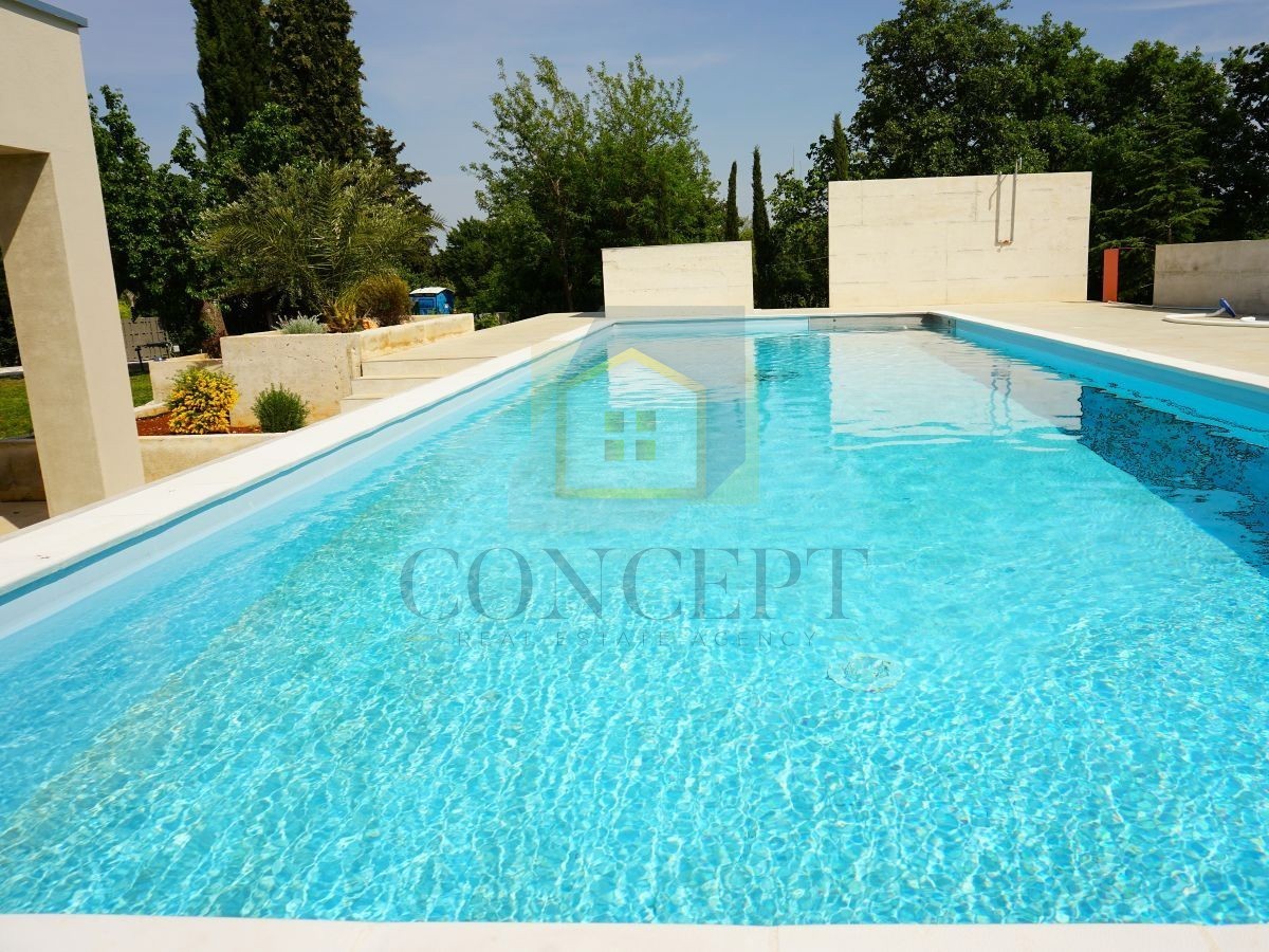 Poreč, okolica, Renovirana kamena vila s bazenom i velikim dvorištem, 12 km od mora