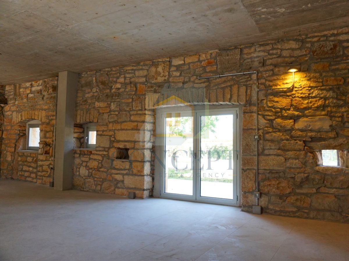 Poreč, okolica, Renovirana kamena vila s bazenom i velikim dvorištem, 12 km od mora