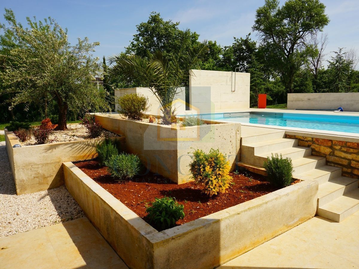 Poreč, okolica, Renovirana kamena vila s bazenom i velikim dvorištem, 12 km od mora