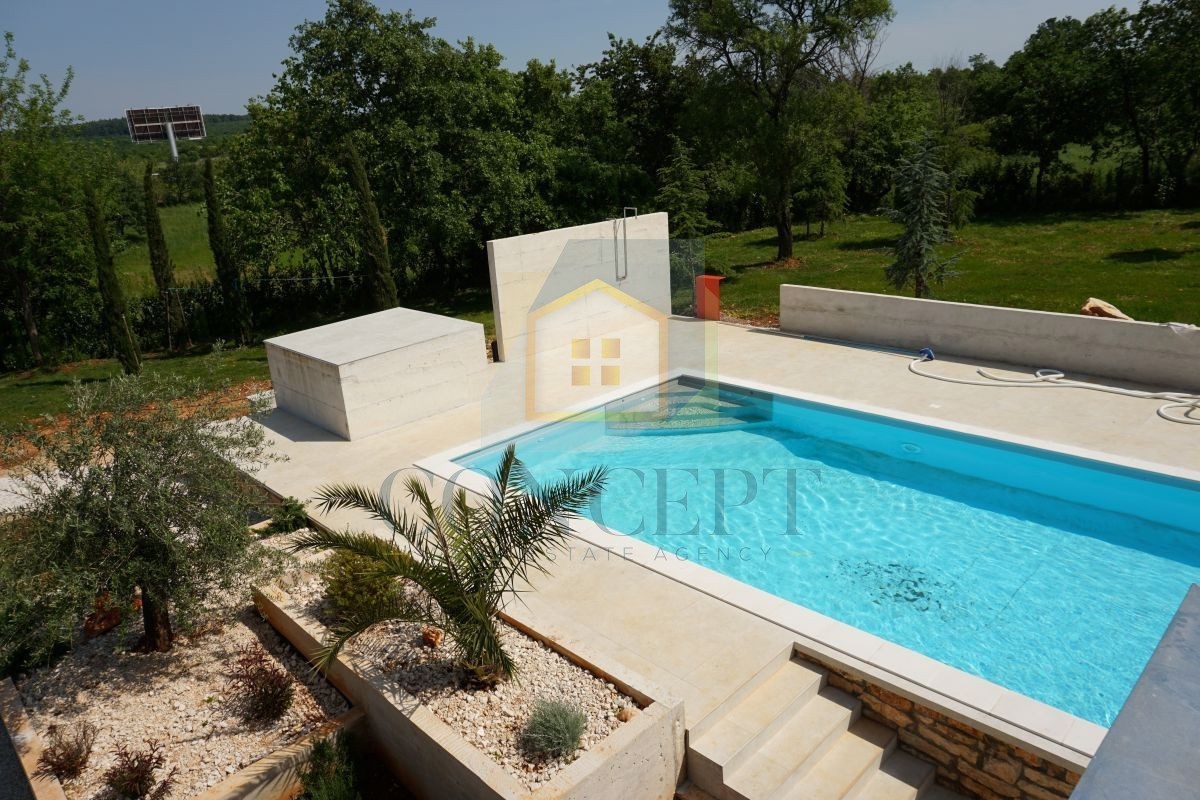 Poreč, okolica, Renovirana kamena vila s bazenom i velikim dvorištem, 12 km od mora