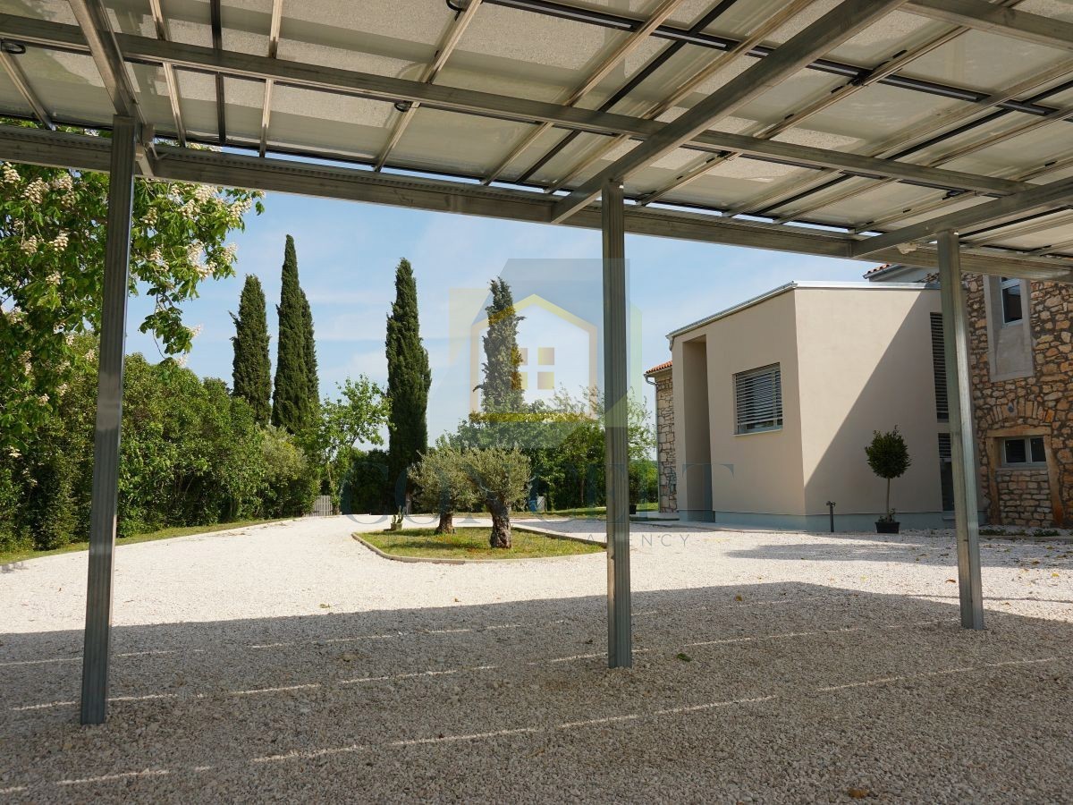 Poreč, okolica, Renovirana kamena vila s bazenom i velikim dvorištem, 12 km od mora