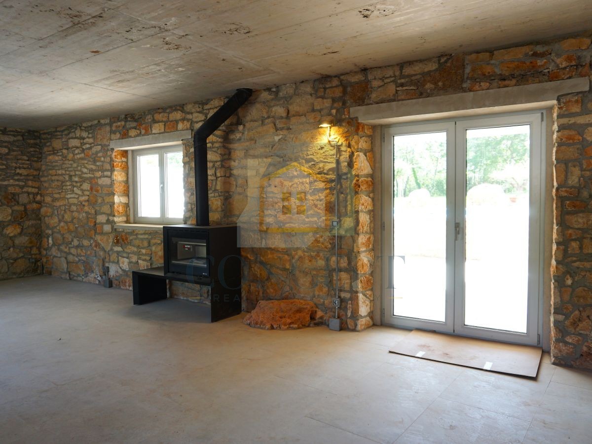 Poreč, okolica, Renovirana kamena vila s bazenom i velikim dvorištem, 12 km od mora