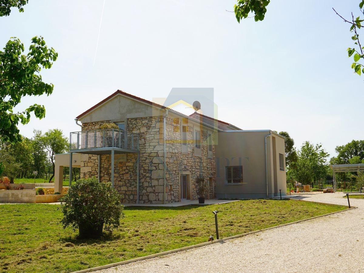 Poreč, okolica, Renovirana kamena vila s bazenom i velikim dvorištem, 12 km od mora