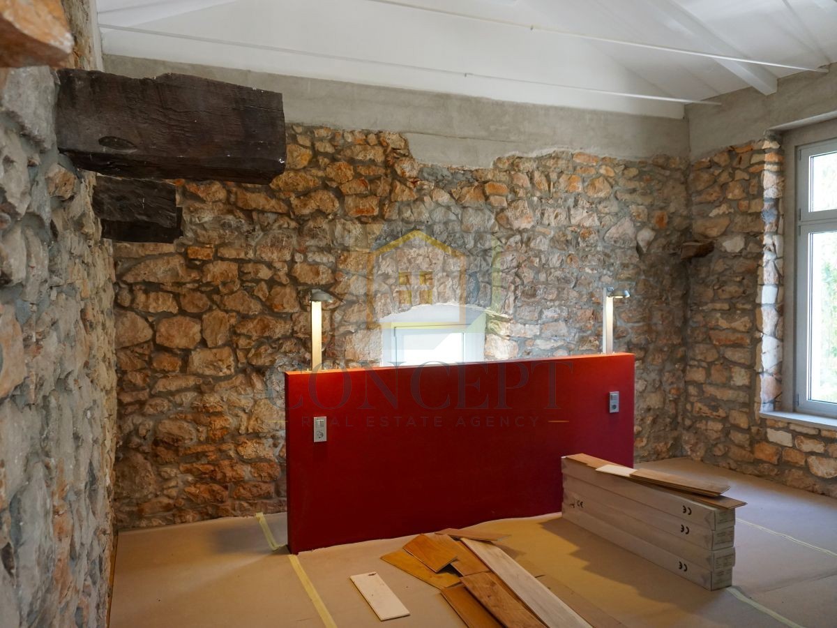 Poreč, okolica, Renovirana kamena vila s bazenom i velikim dvorištem, 12 km od mora