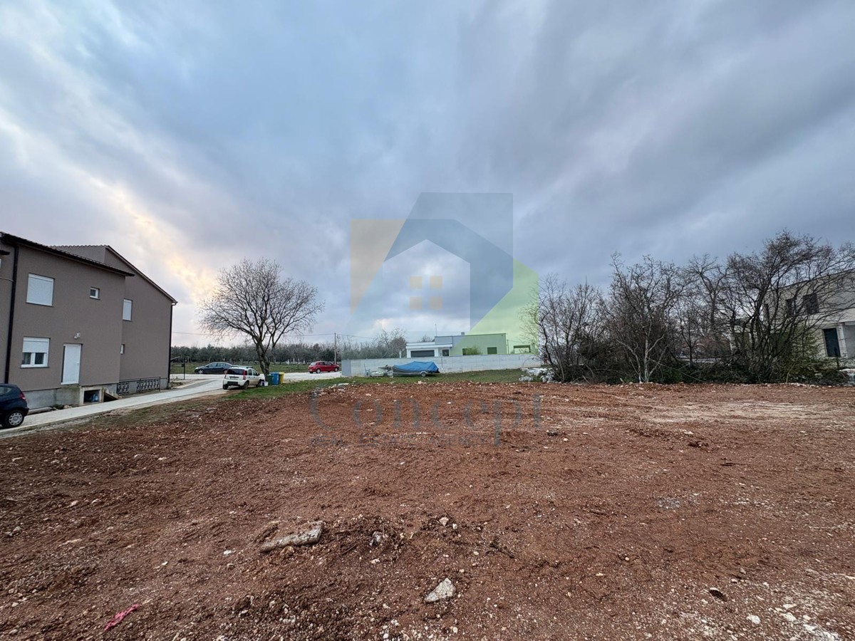 Poreč, okolica, Građevinsko zemljišče 844 m2 na mirni lokaciji 7 km od morja