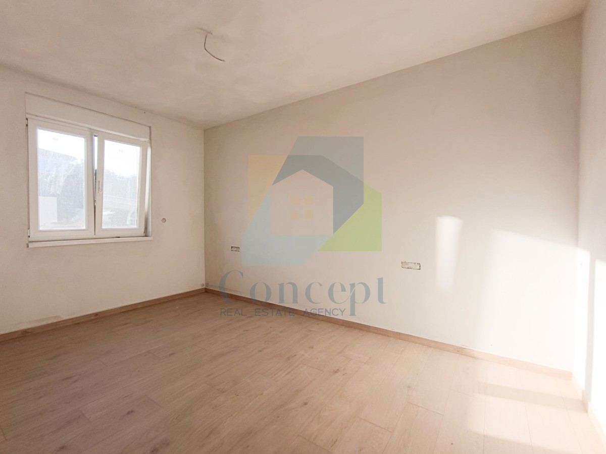 Poreč, okolica, Stan na prvem nadstropju z dvema spalnicama in pogledom na morje