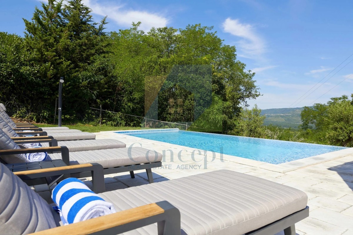 Motovun, okolica, Prekrasna vila s 5 spavačih soba, bazenom in pogledom na Motovun