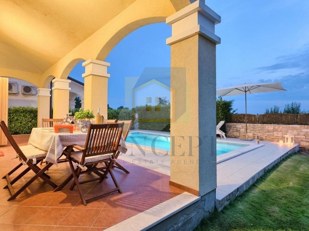 Poreč, okolica, Hiša s bazenom in pogledom na morje, 7 km od morja