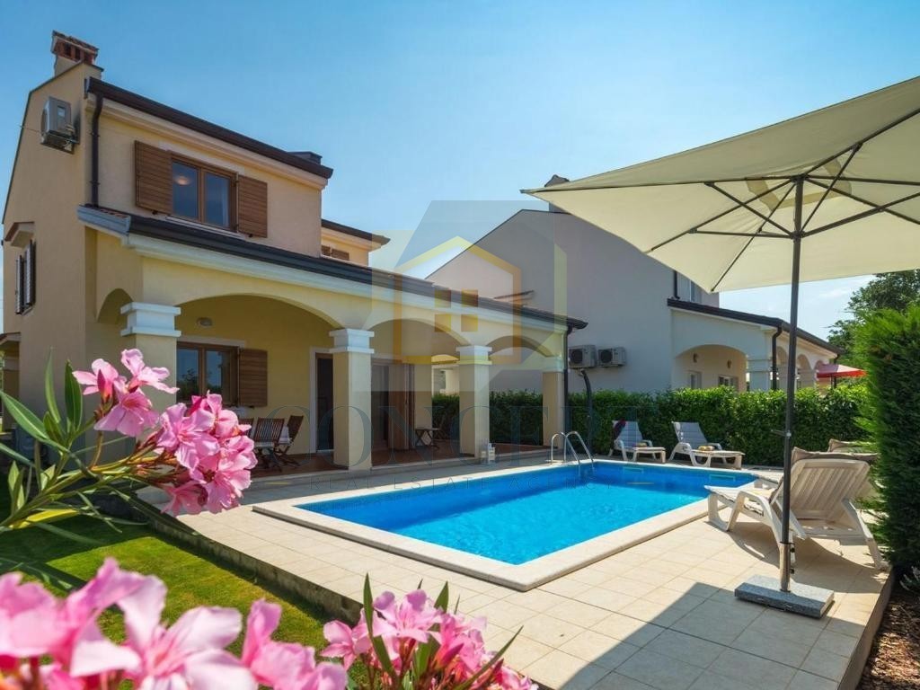 Poreč, okolica, Hiša s bazenom in pogledom na morje, 7 km od morja