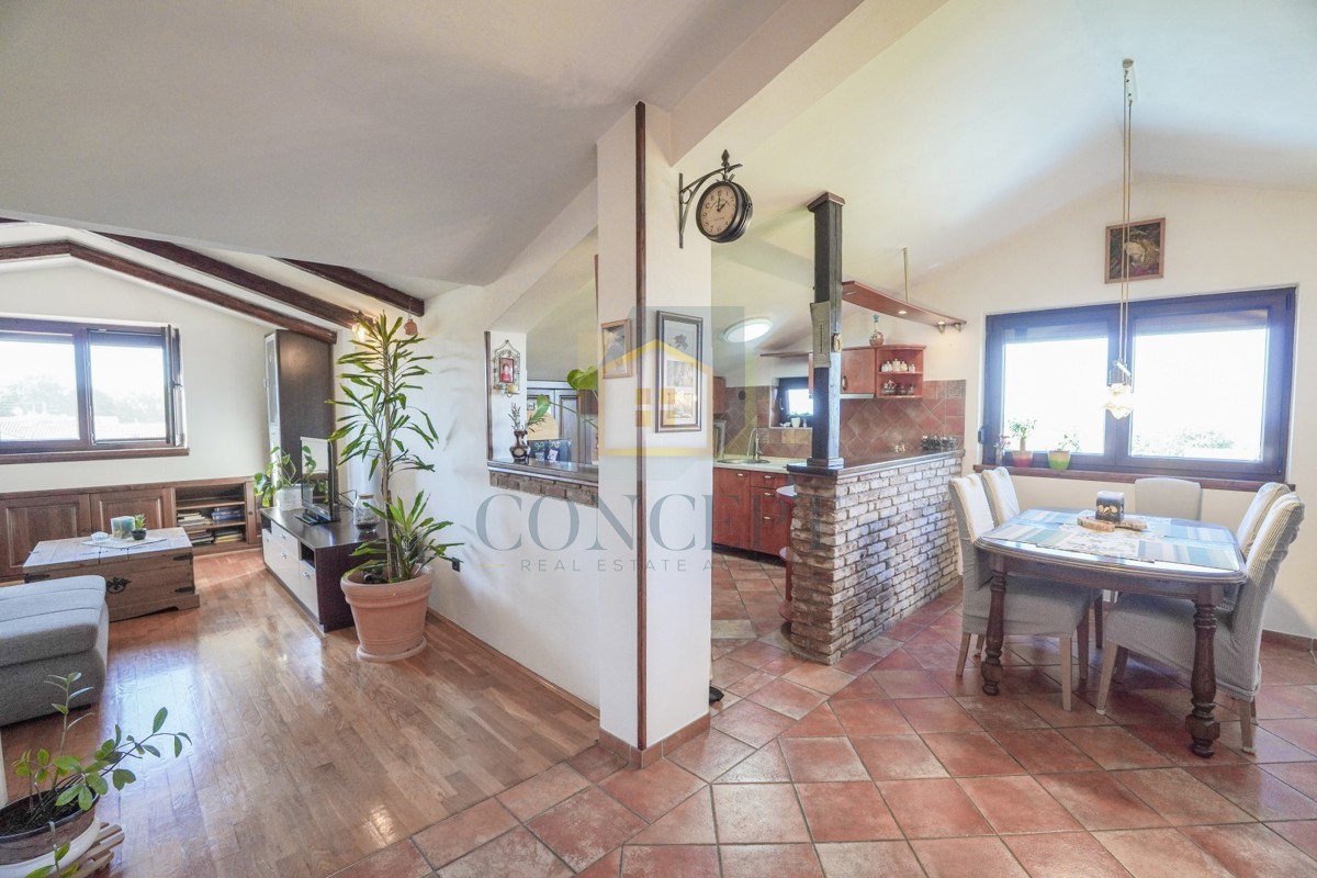 Poreč, okolica, Prostrano stanovanje v 3. nadstropju z pogledom na morje, 4 km od morja