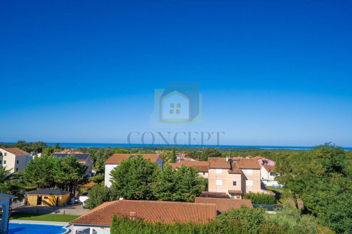 Poreč, okolica, Prostrano stanovanje v 3. nadstropju z pogledom na morje, 4 km od morja