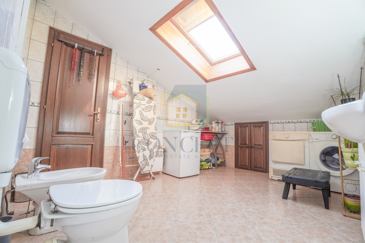 Poreč, okolica, Prostrano stanovanje v 3. nadstropju z pogledom na morje, 4 km od morja