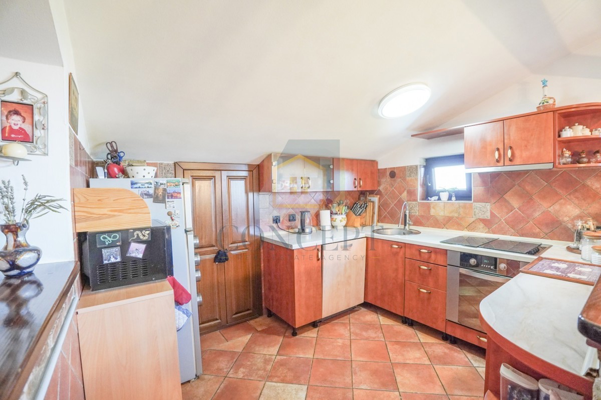 Poreč, okolica, Prostrano stanovanje v 3. nadstropju z pogledom na morje, 4 km od morja