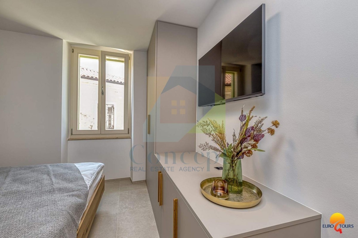 Vrsar, Renovirana hiša v centru s 3 apartmaji 350 m od morja