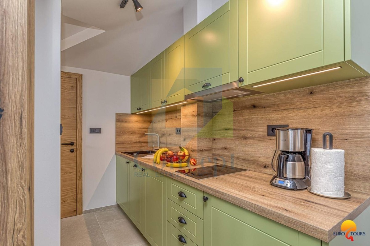 Vrsar, Renovirana hiša v centru s 3 apartmaji 350 m od morja