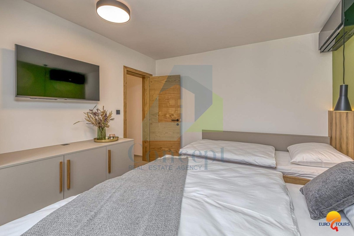 Vrsar, Renovirana hiša v centru s 3 apartmaji 350 m od morja