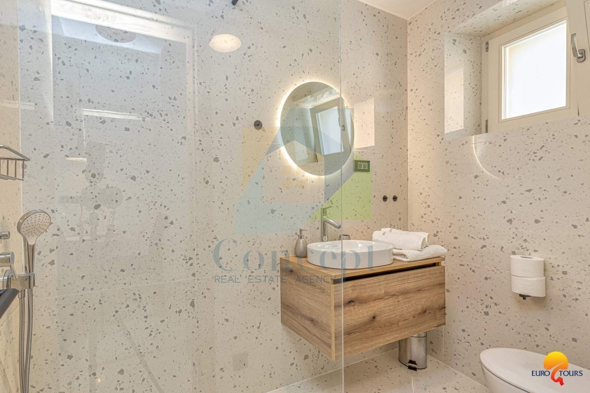 Vrsar, Renovirana hiša v centru s 3 apartmaji 350 m od morja