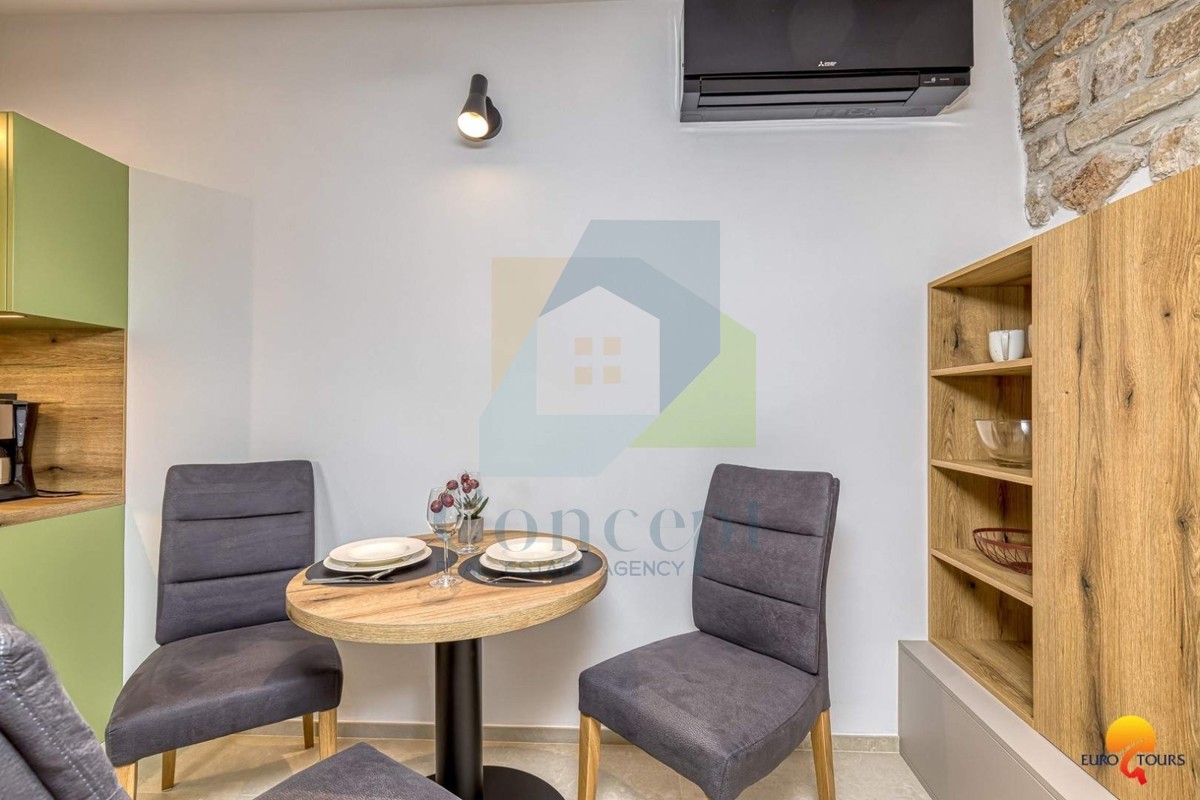 Vrsar, Renovirana hiša v centru s 3 apartmaji 350 m od morja